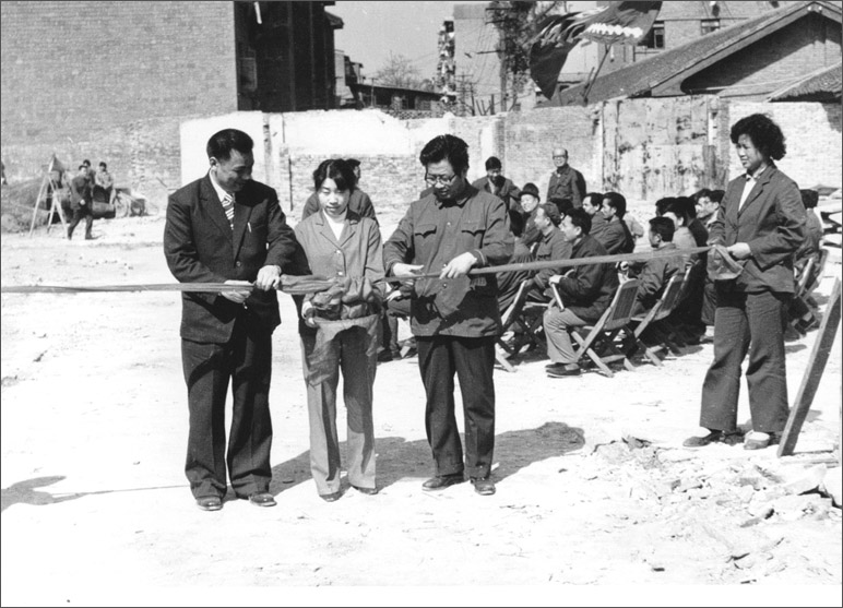1986年，長虹彩電工程奠基，這樣的剪彩儀式，剪出了中國最大的彩電生產(chǎn)基地之一