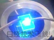  發(fā)光試驗(yàn)中的LED元件?；宄叽纾?cm見(jiàn)方，元件尺寸：0.3mm見(jiàn)方，注入電流：約200mA，中心波長(zhǎng)：450nm 