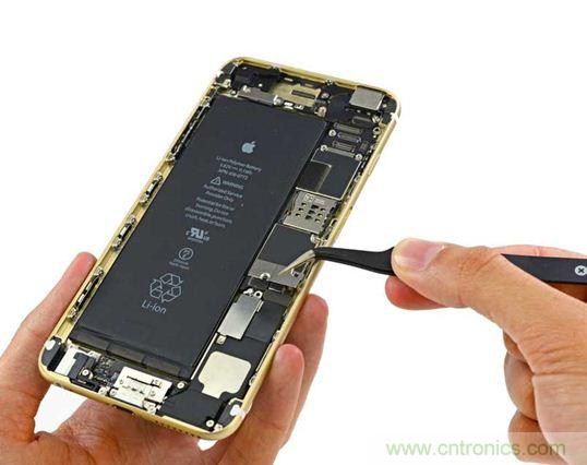 與iPhone 5S相比，電池尺寸更大，電池效率提高了16%。整部手機(jī)看起來就像一件藝術(shù)品，但看不到太多的內(nèi)部構(gòu)造。（來源：iFixit）