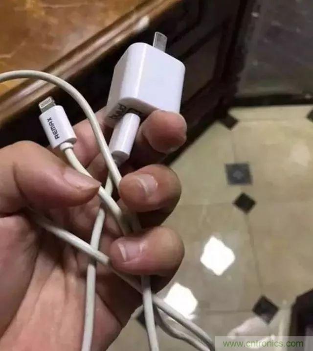 拆了個(gè)電容之后，我的iPhone也會(huì)自動(dòng)訂房了