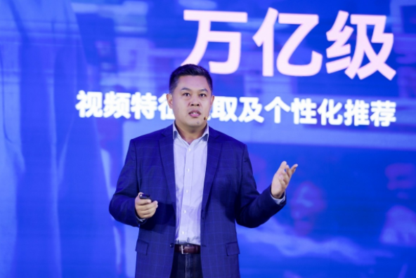 數(shù)據(jù)洪流下的算力突圍：英特爾以生態(tài)之力破局AI規(guī)?；? width=